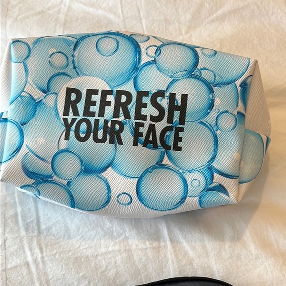 Neutrogena Makeup Bag & Black Sleep Mask for Immersive Relaxation - Picture 2 of 6